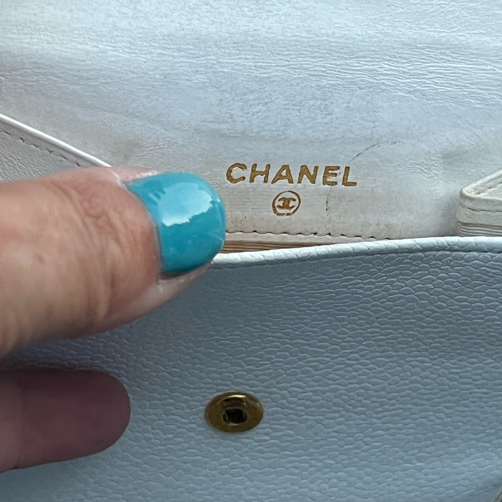 VINTAGE Caviar Timeless CC BIFOLD Wallet in White - Picture 3 of 16